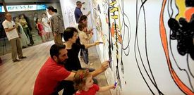 Los artistas (y peque�os invitados) han tomado las paredes de la sala Apo?strophe como lienzo de libre creaci�n. 