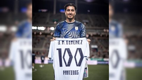 Josema Gim�nez posa con la camiseta que acredita sus 100 partidos con la selecci�n de Uruguay.