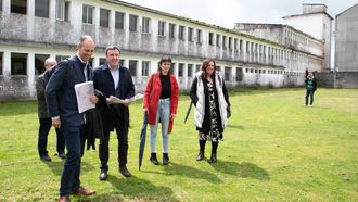 Valent�n Gonz�lez Formoso en la zona donde se levantar� la casa.