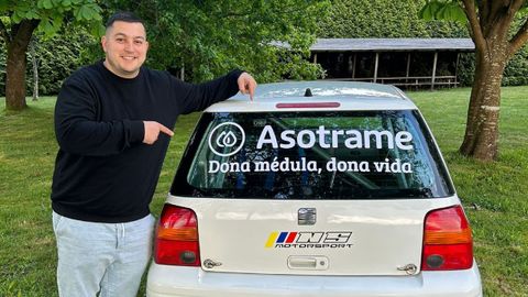 Adrin Insua, junto al seat Arosa con el que competir en el eslalon de Guitiriz