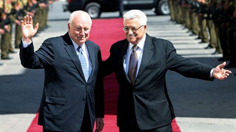 Dick Cheney con Mahmud Abbas, presidente de la Autoridad Nacional Palestina, en Ramala, Cisjordania, en el año 2008