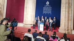 El jurado del Premio Princesa de Asturias de Ciencias Sociales de 2023 en el hotel Eurostars de la Reconquista de Oviedo, en el momento de anunciar a la ganadora, la historiadora Hélène Carrère
