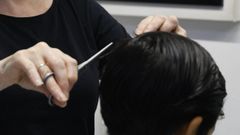 Imagen de archivo de la trabajadora de una peluquer�a. 