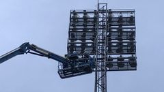 Trabajos en las torres de iluminaci�n de A Malata. 
