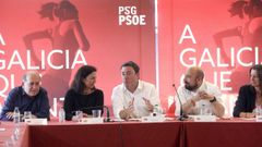 La direccin socialista, ayer por la tarde en un hotel en Teo.