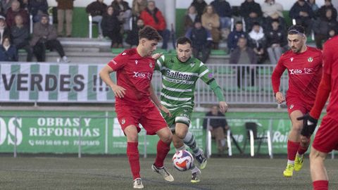 Cristian, del Paiosaco, persigue el bal�n en el duelo contra el San Tirso