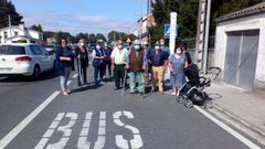 Los vecinos de Castelos aseguran que es un peligro cruzar la glorieta para poder coger el autob�s.