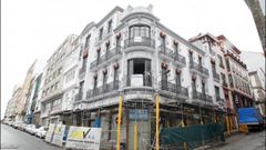 El edificio de Ucha est� situado en la esquina de la calle de la Iglesia con la calle M�ndez N��ez