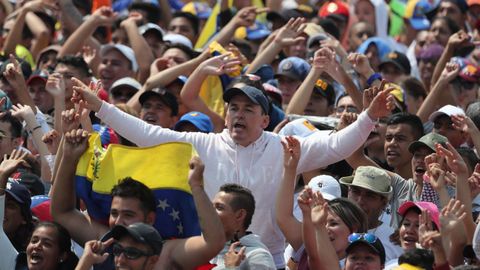 Asistentes disfrutan del concierto en el puente fronterizo de Tienditas, en C�cuta