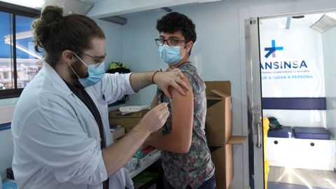 J�venes universitarios y gente sin cita previa se vacunan en un VACUm�vil, hoy viernes en los aleda�os del Teatro Campoamor.
