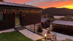 Decoraci�n navide�a en las caba�as de O Recuncho do Sor, con el r�o al fondo, al amanecer