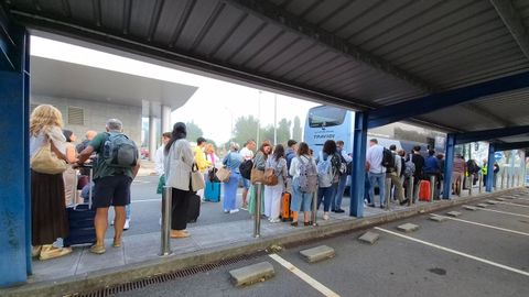 Los pasajeros de primera hora tuvieron que coger un bus para ir a Lavacolla