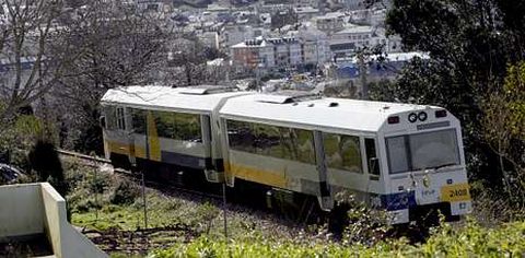 Imagen de uno de los trenes de Feve, en la actualidad con cuatro servicios horarios en la comarca.