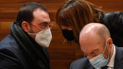 El Presidente del Gobierno del Principado de Asturias, Adri�n Barb�n (i) habla con la Consejera de Hacienda Ana C�rcaba (c)
