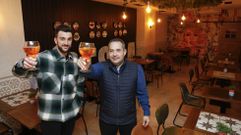 Xabier Lago y su jefe de cocina, Jose, brindan con un Aperol Spritz en el comedor de la nueva taberna bolo�esa de Santiago, Bresca (en la calle Frey Rosendo Salvado, 12). Con servicio ininterrumpido de comidas, el establecimiento ofrece una tapa de cortes�a de �taralli� con la primera consumici�n e incluye �una carta completa vegana y sin gluten�. 