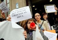 Los cooperativistas afectados de A Mu��a protestaron ayer ante las oficinas del BBVA.