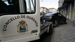 Imagen de archivo de una gr�a municipal actuando en Ourense.