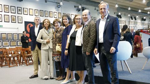 De izquierda a derecha: Javier lvarez, de la junta provincial de la AECC de A Corua; Gema Garca, gerente de la asociacin; Carmen Vilario, voluntaria; Luca Barcia, psicloga; Manuela Mayo, paciente; Manuel Aguilar, presidente, y Carlos Lamora, vicepresidente.