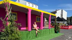 La presidenta de la comisi�n, Marta Castro, en la casita de Vimianzo