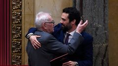 Ernest Maragall se abraza a Roger Torrent tras la elecci�n del segundo como presidente del Parlament