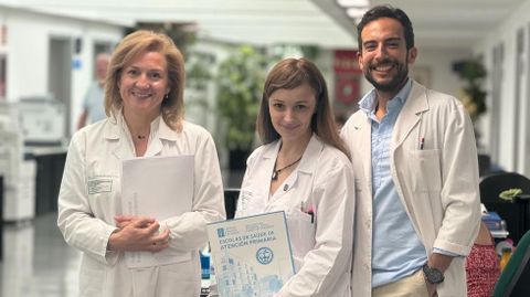 De izquierda a derecha: Josefa Rodr�guez, jefa de Enfermer�a en el �rea sanitaria; Ver�nica Civeira, subdirectora de Enfermer�a de atenci�n primaria; y Cristian Vispo, coordinador de actividades comunitarias.