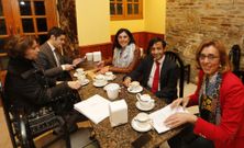 El conselleiro y la alcaldesa, compartiendo un tentempi� en una cafeter�a local.
