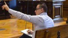 El acusado, Nikolin, en la Audiencia de Pontevedra, tomando apuntes y pidiendo hablar con su letrada durante el juicio.