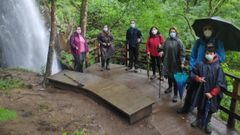 Participantes en el programa tur�stico de la Diputaci�n visitaron en Pant�n la cascada de Augaca�da