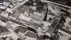Foto de los a�os 40 de la antigua f�brica de gres Cucurny en el centro de Burela