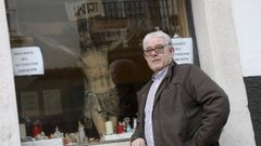 �ngel Cend�n Gra�a, delante del escaparate de Laloporto, donde venden velas e im�genes con un 50% de descuento por el pr�ximo cierre de la funeraria