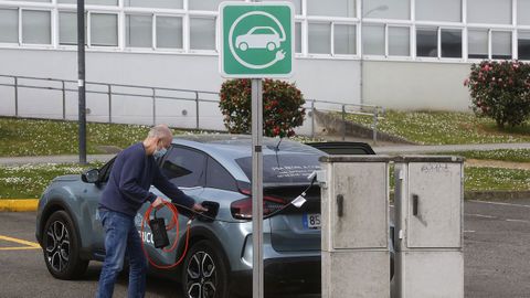 Dos enchufes para 17.000 alumnos. La Universidade da Coruña permite cargar gratis en dos puntos, en el párking de Sociología y en el de Aparejadores-Ciencias. La toma del primero es un Schuko, un enchufe doméstico