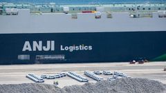 Imagen de la primera descarga de coches que efectu� SAIC en el puerto exterior de Ferrol. 