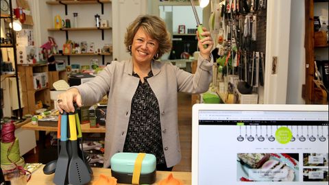 Carmen Albo. Guisándome la vida. Una maestra de la cocina facilona y lucida . Carmen Albo enseña en la Red y en su tienda taller de Vigo a hacer cocina fácil y lucida. Tiene dos ingredientes estrella, imaginación y humor.