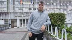 Manuel Vicente Santiago, con su instituto al fondo, consigui� un premio extraordinario de ESO