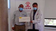 Jos� Emilio Garc�a hace entrega a Santiago Mel�n de los fondos donados por ASCOL