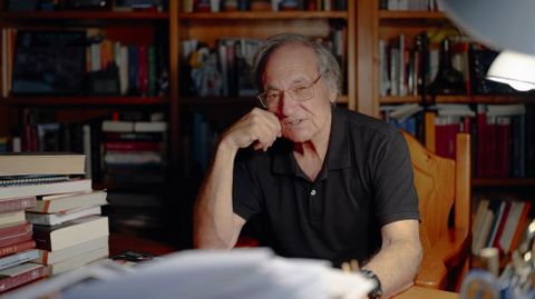 Isidro Garc�a na biblioteca da s�a casa en Viladequinta.