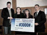 Barbeito y Esc�mez entregaron del cheque en representaci�n del BBVA.
