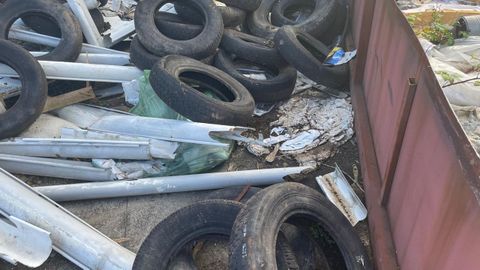 Neumticos en el parque empresarial, que no tiene actividad desde hace aos
