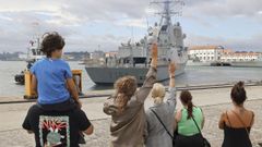 Familiares de la dotaci�n de la F-104 despidiendo al buque el pasado mes de agosto.