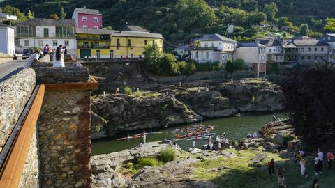 Fiesta de la piragua en O Barco.El Descenso do Sil capt a ms de 200 palistas y a numeroso pblico