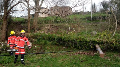 Bomberos de Viveiro durante la resoluci�n de la incidencia este martes en A Senra (Cervo)