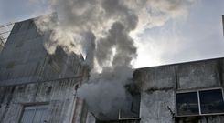 El denso humo que sal�a del inmueble fue visible en gran parte del casco urbano carball�s. 