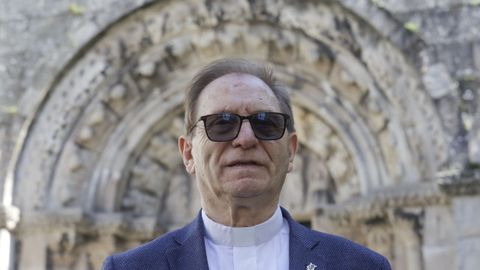 severino.Severino Su�rez Blanco es el nuevo abad de la colegiata de Santa Mar�a. Tiene siempre presente su faceta como docente�y recuerda que�fue ordenado en O Grove en 1977, �fui el primer p�rroco ?remarca? que orden� el cardenal Rouco Varela�