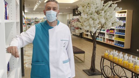 Javier Mart�nez Mazagatos en la nueva farmacia de Nar�n de la que es titular