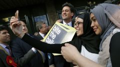 Dos musulmanas se hacen una foto ayer con Miliband. 