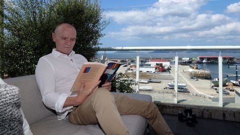 Juanetey, lendo na s�a terraza