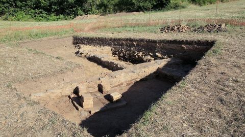 Excavacina arqueolgica en una villa romana en Coea, Castro de Rei