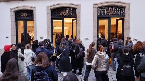 Primer d�a de rebajas. Zara de la calle Compostela