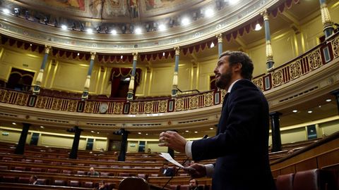 Pablo Casado interviene durante la sesión de control del 22 de abril