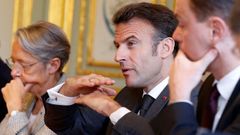 Macron, con la primera ministra �lisabeth Borne y el ministro del Trabajo, Olivier Dussopt.
